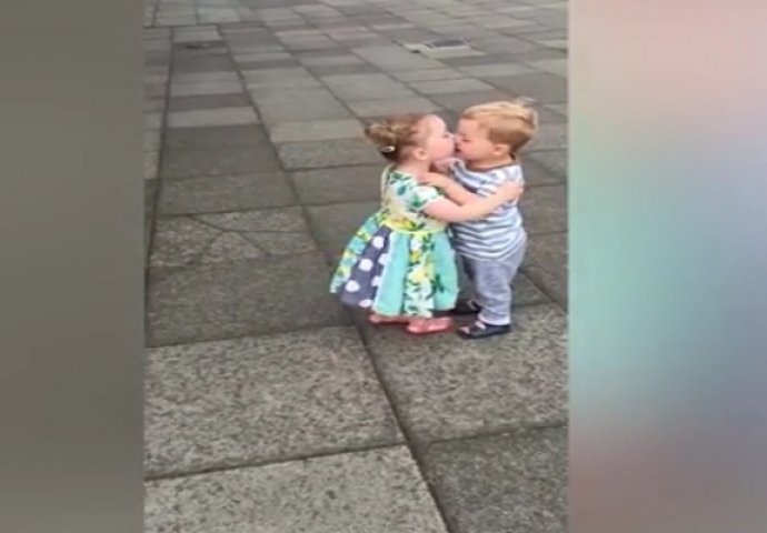 Mala djevojčica je prišla dječaku i poljubila ga u usta, a njegova reakcija je osvojila svijet (VIDEO)