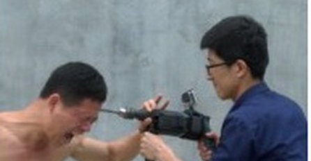 TERMINATOR: Ni bušilica mu ne može probiti lobanju, kada se nabije na šiljak, NE PUSTI NI KAP KRVI! (VIDEO) 