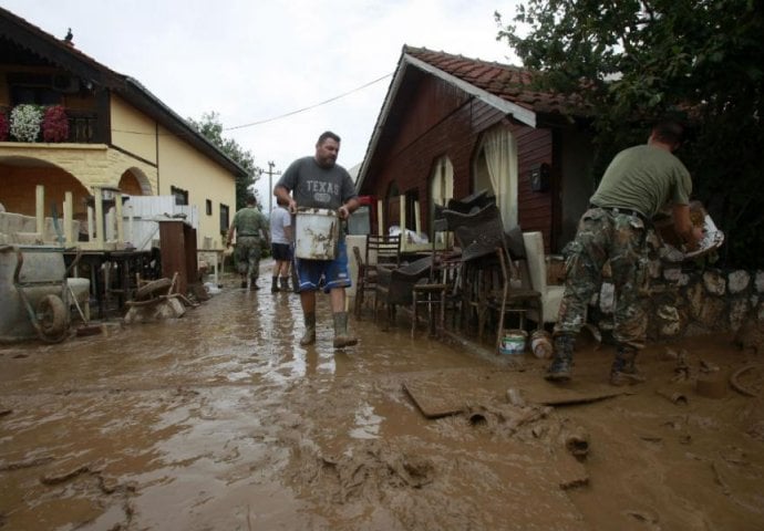 22 poginulih nakon poplava u Makedoniji, traga se za šesnaestomjesečnim djetetom 