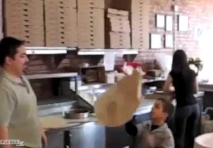 Ovo su majstori svog posla: Pogledajte kako ovaj klinac pravi pizzu (VIDEO)