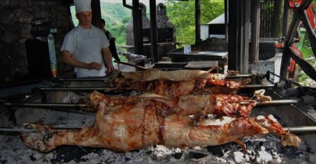 NAJEO SE JAGNJETINE, PA NIJE HTIO DA PLATI Konobar ga ganjao do Banja Luke