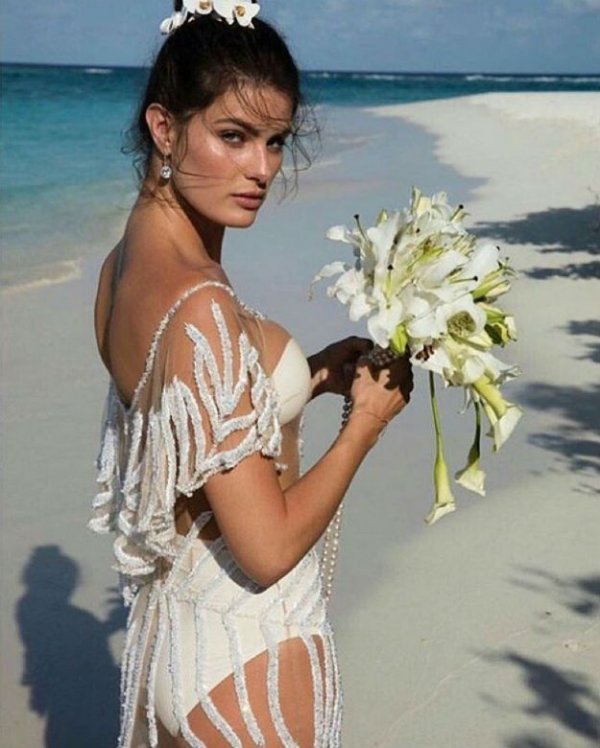 isabeli-fontanna-wedding-dress-beach-flowers