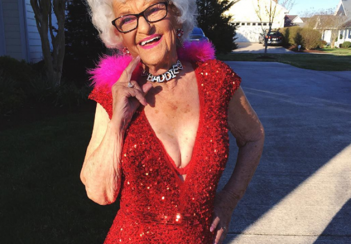 Naziva se "zločestom bakicom" i ima preko 2 miliona pratitelja na Instagramu 