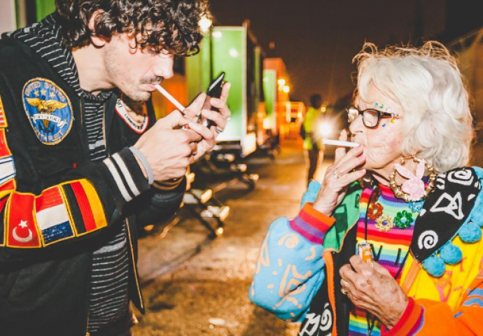 Naziva se "zločestom bakicom" i ima preko 2 miliona pratitelja na Instagramu 