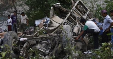  Prenatrpan autobus u Nepalu survao se u provaliju, poginule 33 osobe
