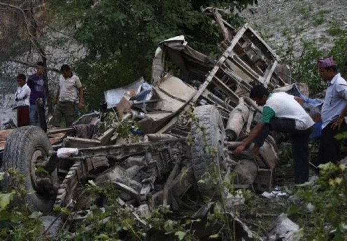  Prenatrpan autobus u Nepalu survao se u provaliju, poginule 33 osobe