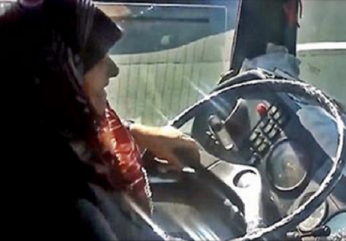 Super baka: Pogledajte kako ova žena vozi autobus, a još i pjeva usput (VIDEO)