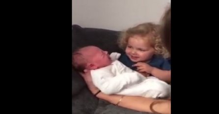  Prvi put je vidjela sestricu, a je reakcija oduševila milione (VIDEO)