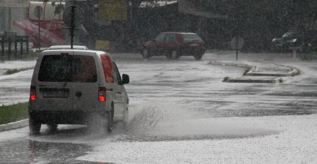 Prolom oblaka u Tuzli, u Sarajevu sunce i kiša naizmjenično 