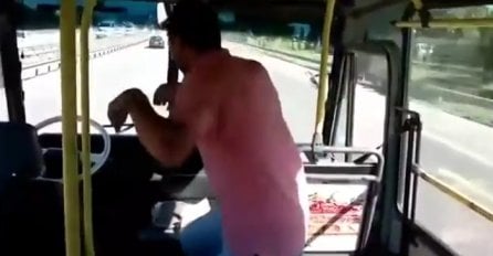 Pri brzini od 110 na sat: Vozač ustao sa sjedišta kako bi đuskao u autobusu (VIDEO)