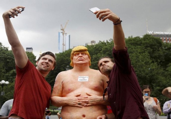 Statue golog Trumpa postavljene širom SAD (FOTO) 