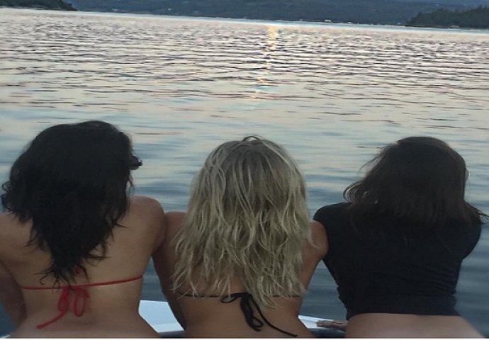 OVOM FOTOGRAFIJOM ZAPALILE INSTAGRAM: Ovako izgleda kada se tri djevojke opuste!