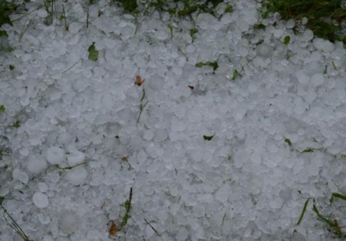 STRAŠNO NEVRIJEME POGODILO CAZIN: Led razbijao auta, prozore, fasade…