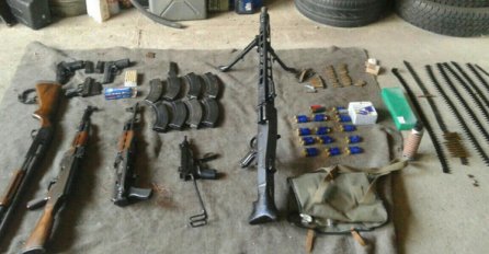 Mrkonjić Grad: Uhapšen zbog oružja, pronađeni pištolji, puške i mitraljez
