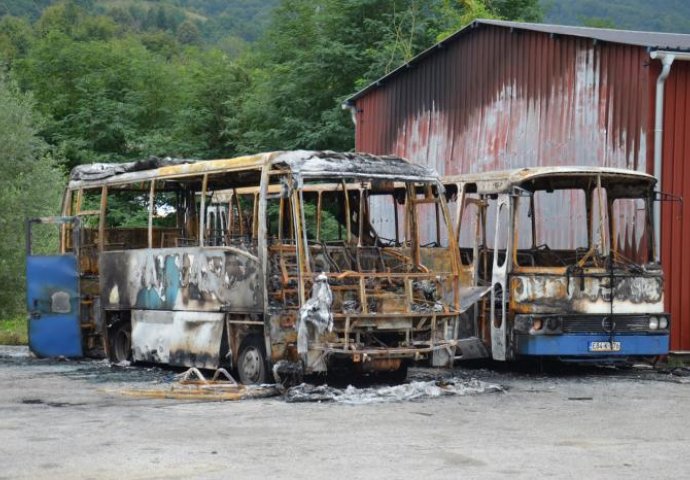 Srebrenica: Dva autobusa izgorila od udara groma