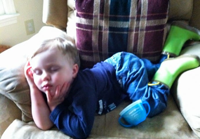 Urnebesne fotografije koje dokazuju da djeca mogu zaspati bukvalno bilo gdje