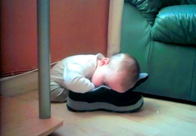 Urnebesne fotografije koje dokazuju da djeca mogu zaspati bukvalno bilo gdje