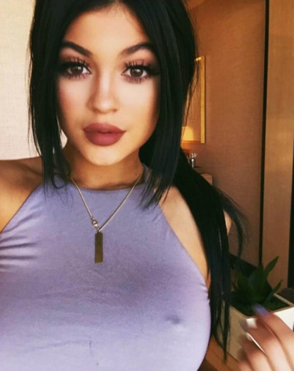 pirsing-na-bradavici-kajli-dzener-foto-profimedia-1471952828-976269