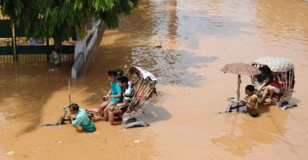Indija: Najmanje 300 ljudi poginulo u poplavama 
