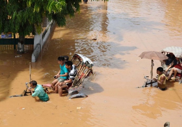 Indija: Najmanje 300 ljudi poginulo u poplavama 