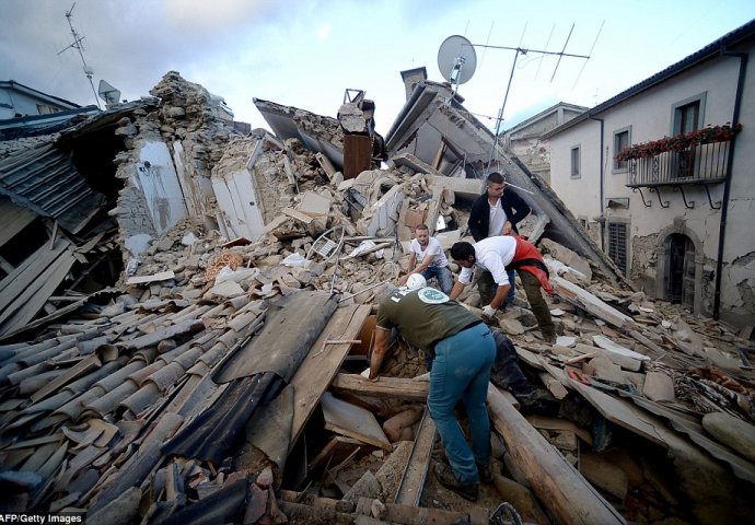 [VIDEO] Italijani snimili prizore nakon razornog zemljotresa - od grada ostale samo ruševine