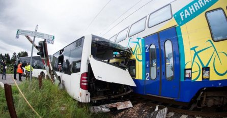 Njemačka: Voz se zabio u školski autobus, ima povrijeđenih