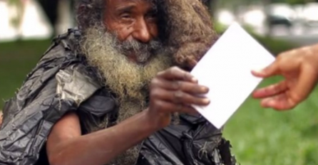 Većina ljudi nije ni primjećivala ovog čudnog beskućnika a onda mu je prišla ova žena i promijenila život (VIDEO)