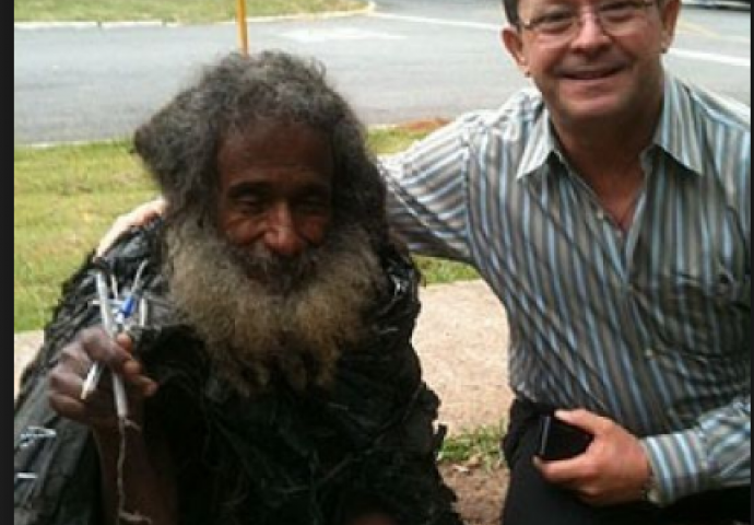 Većina ljudi nije ni primjećivala ovog čudnog beskućnika a onda mu je prišla ova žena i promijenila život (VIDEO)