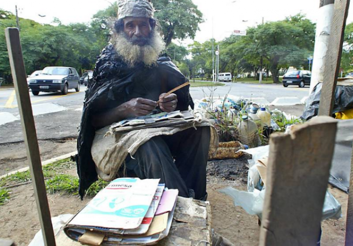 Većina ljudi nije ni primjećivala ovog čudnog beskućnika a onda mu je prišla ova žena i promijenila život (VIDEO)