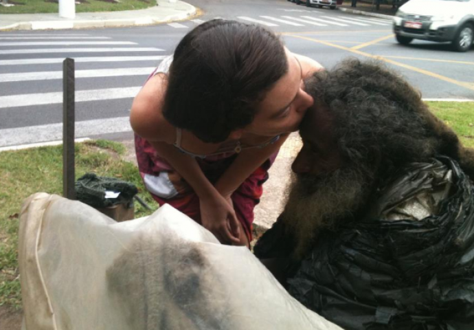 Većina ljudi nije ni primjećivala ovog čudnog beskućnika a onda mu je prišla ova žena i promijenila život (VIDEO)