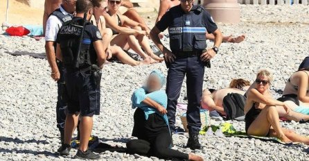 Francuska: Policija natjerala ženu da skine burkini na plaži 
