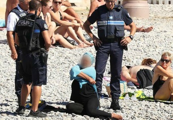 Francuska: Policija natjerala ženu da skine burkini na plaži 
