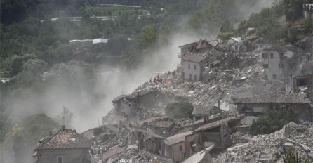 Snimci i slike svjedoče nevjerovatnim razmjerama katastrofe: 'Iz ruševina dopiru jauci'
