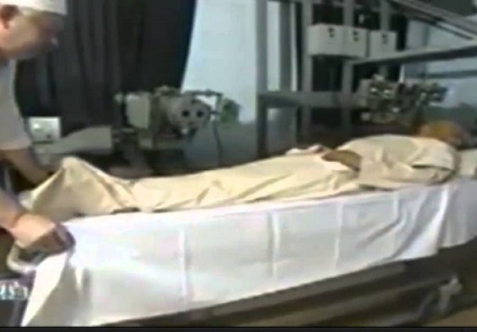 Video snimak dva doktora koji čiste Lenjinovo mumificirano tijelo ledi krv u žilama (VIDEO)
