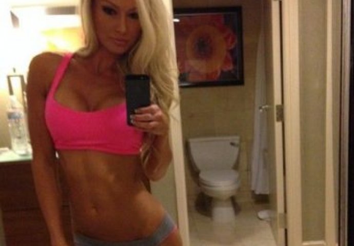 Zaboravili su provjeriti pozadinu prije nego što su se uslikali, a sad ih svijet ismijava