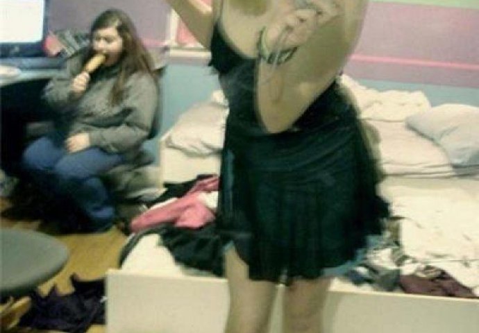 Zaboravili su provjeriti pozadinu prije nego što su se uslikali, a sad ih svijet ismijava