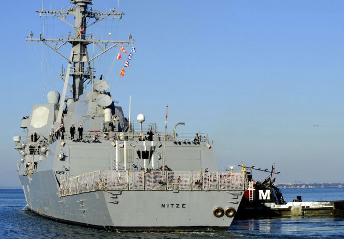 Američki razarač ispalio hice upozorenja prema iranskom brodu (VIDEO)