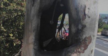 Vandalizam u Mostaru: Zoljom pogodili stup sa policijskom nadzornom kamerom