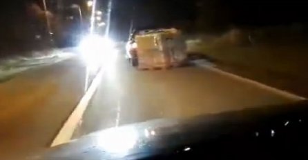  Zakačio paletu s robom za auto i vukao je kroz Vrbanju (VIDEO) 