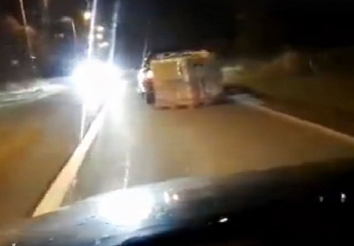  Zakačio paletu s robom za auto i vukao je kroz Vrbanju (VIDEO) 