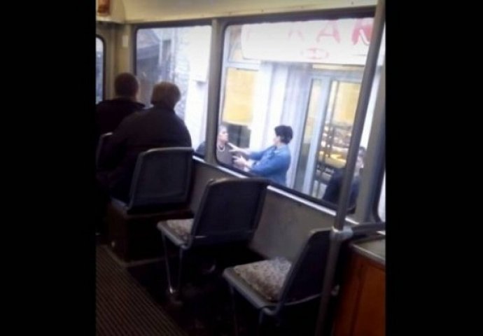 Žene se potukle u tramvaju zbog vjere, putnici navijali (VIDEO) 