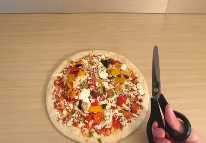 Uzeo je makaze i krenuo sjeći pizzu, ono što je napravio oduševit će mnoge (VIDEO)