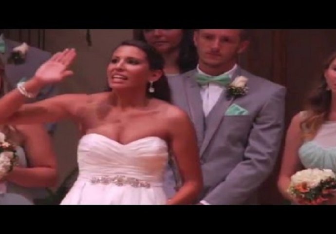 Mlada je otišla od svog zaručnika tokom vjenčanja, no dobro obratite pažnju na njene ruke (VIDEO)