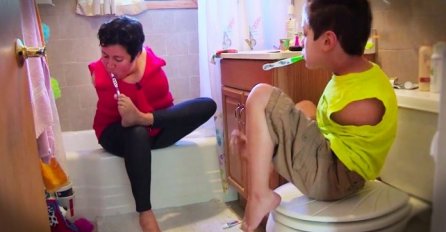 Ova mama i sin nemaju ruke da zagrle jedno drugo, ali ono što imaju ostavit će vas bez teksta! (VIDEO)