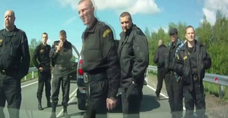 Kakva greška: Uzeo je prednost crvenom kombiju a unutra ruski specijalci (VIDEO)