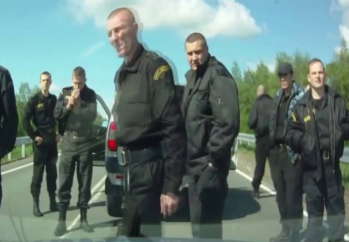 Kakva greška: Uzeo je prednost crvenom kombiju a unutra ruski specijalci (VIDEO)