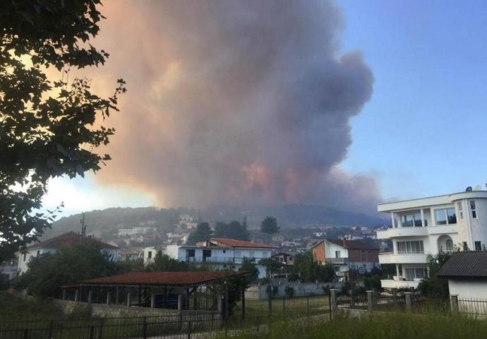 Crna Gora: Požar 'progutao' dvije kuće, ugroženo cijelo naselje (VIDEO)