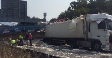 Pao nadvožnjak na autoputu u Engleskoj (VIDEO)