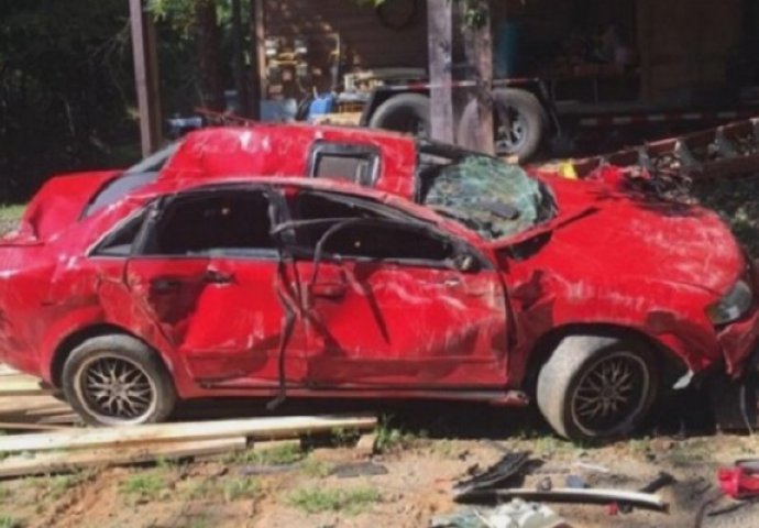 Tata nije sretan: Bagerom demolirao skupocjeni auto svoje kćerke, razlog je nevjerovatan (VIDEO)