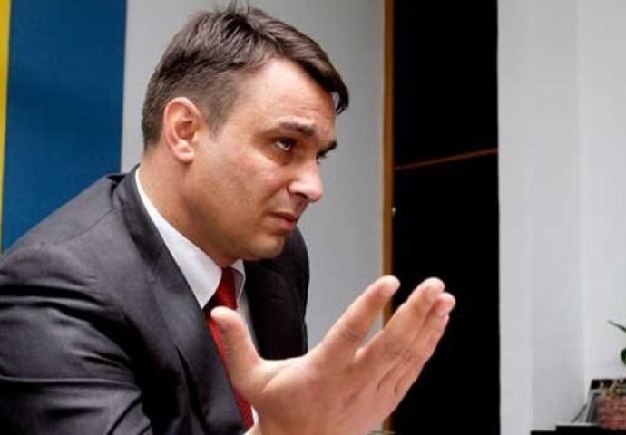 Ahmetović o napadu na Vučića: Jedino da policija uhapsi 70 hiljada ljudi koji su bili u Potočarima